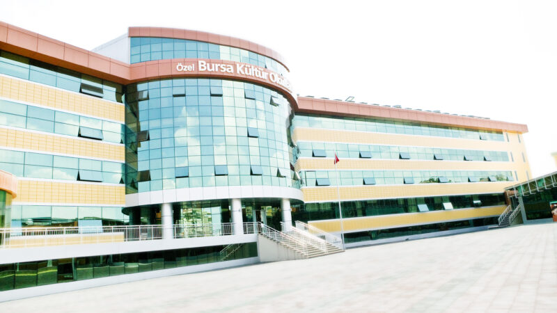Dünyadaki yeni nesil eğitim teknolojilerini öğrenen, eğitimcilik felesefesi üzerine 17